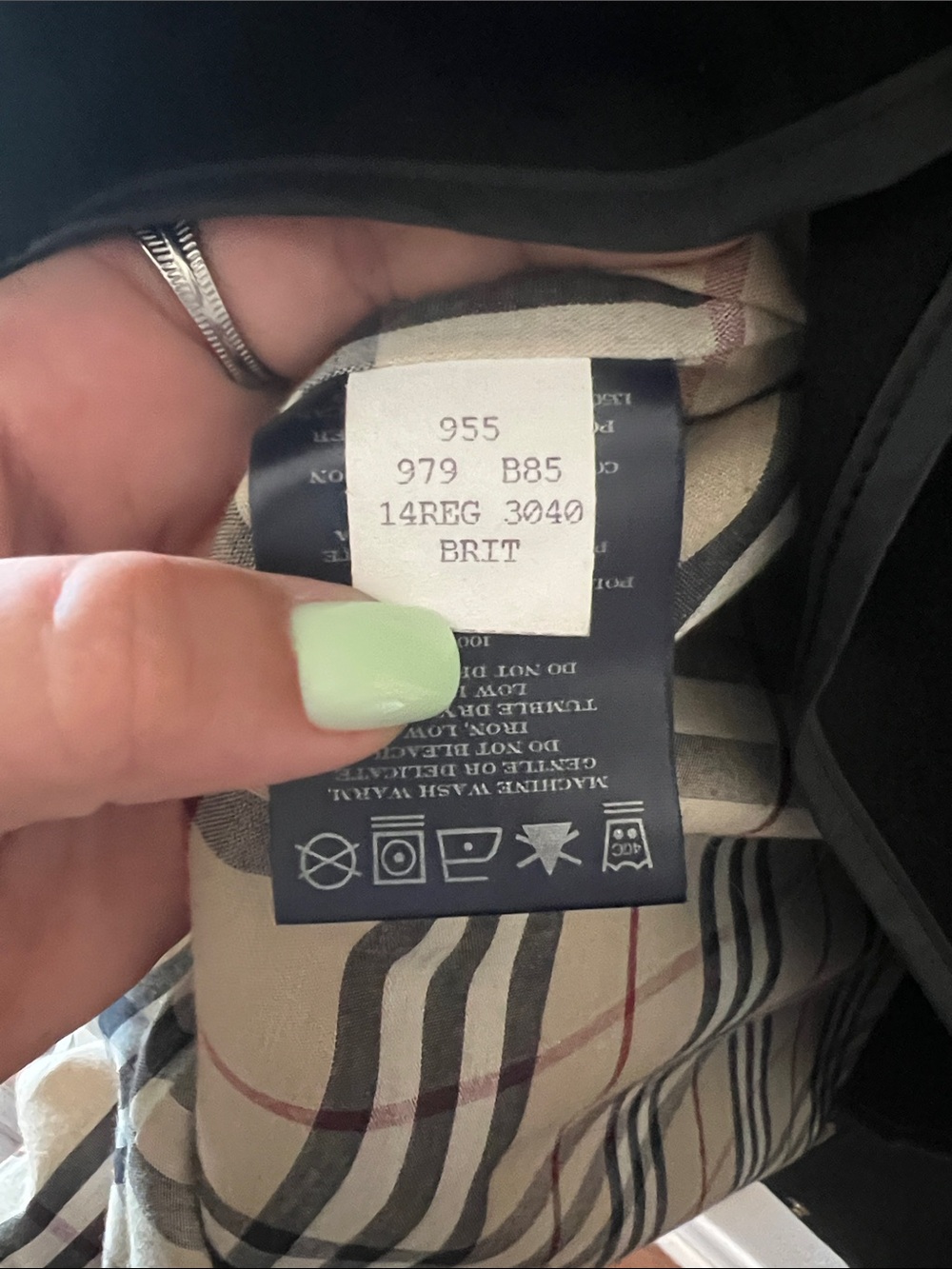 Burberry Black Raincoat with Vintage Check Lining - Picture 2 of 5
